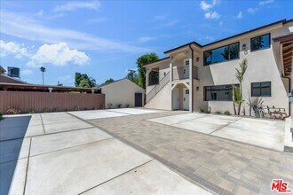 Building Photo - 6913 Encino Ave