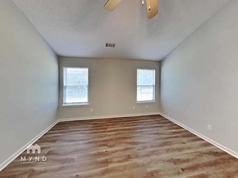 Building Photo - 5757 Village Loop