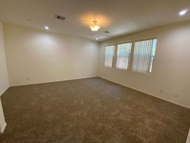 Building Photo - N.W. BEAUTIFUL UPGRADED HOME WITH COMMUNIT...