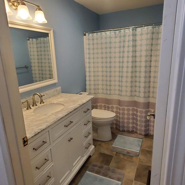 Building Photo - Spacious 4 Bedroom, 2 Bathroom Home with 2...