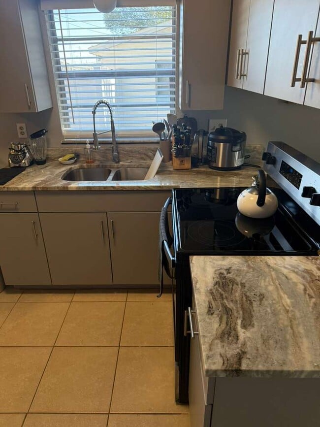 Building Photo - 38603 Naomi Ave