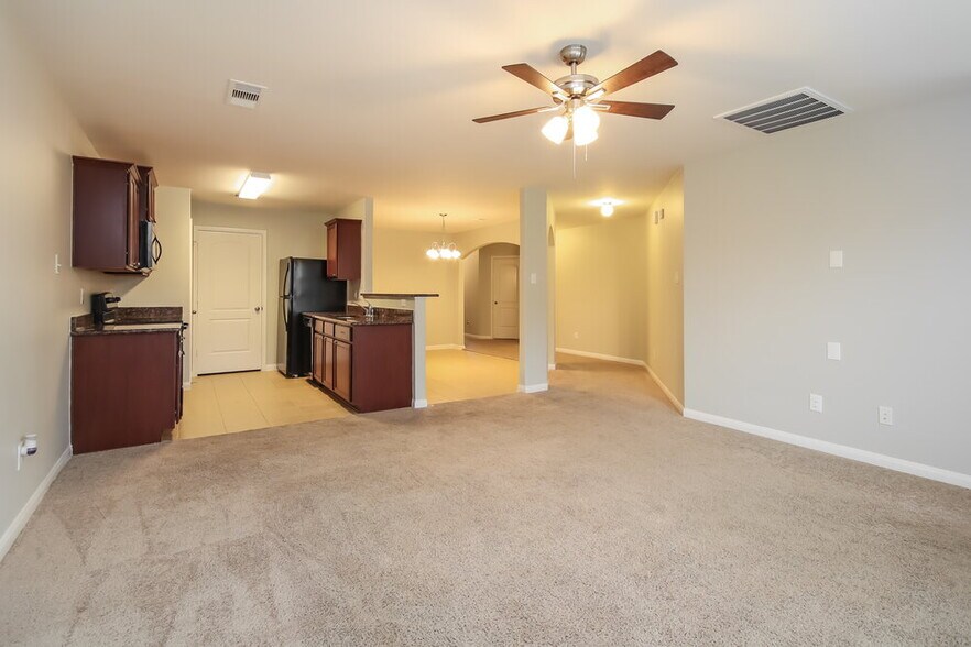 Building Photo - 2131 Golden Topaz Dr