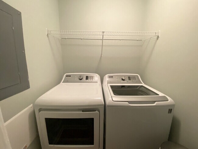 Building Photo - Two Bedroom Spacious Condo Near Everything Bluffton Has to Offer!