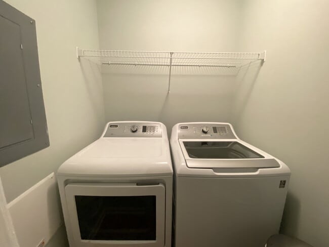 Building Photo - Two Bedroom Spacious Condo Near Everything...