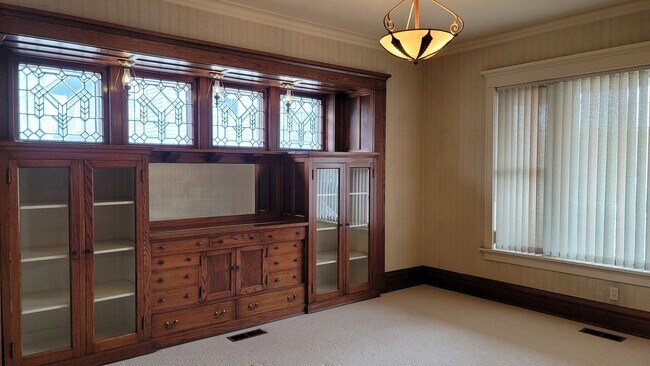 Building Photo - 415 Division St