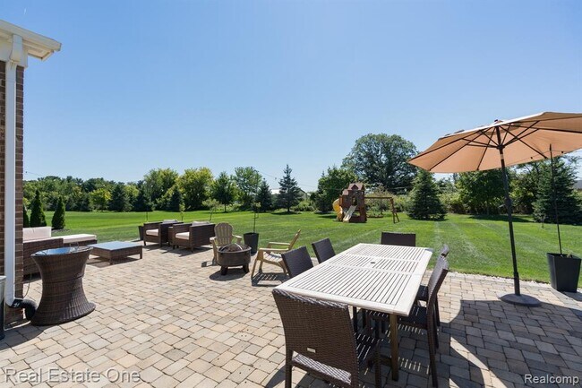 Building Photo - 124 Oakland Crest Dr