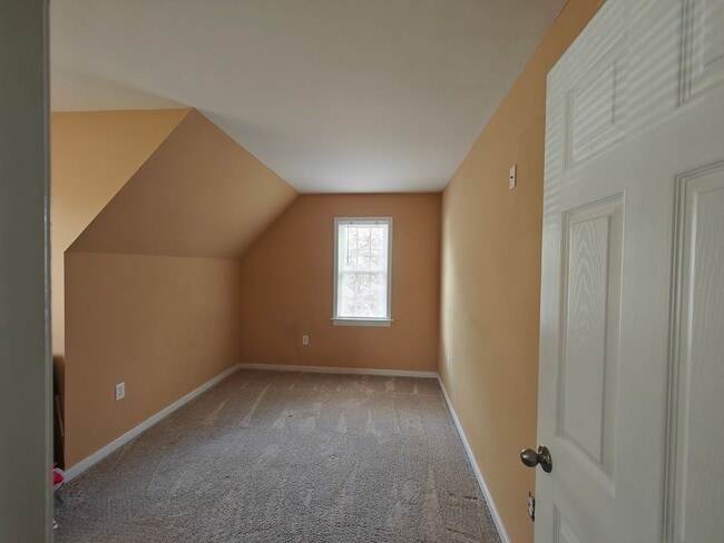 Building Photo - 5 Bedroom home in Henrico