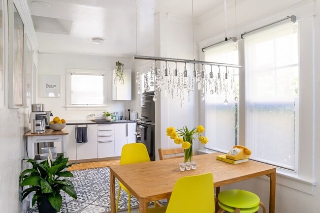Building Photo - Charming 2BR Spanish Bungalow in Long Beach