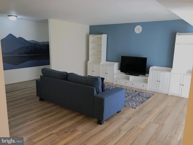 Building Photo - 884 Quince Orchard Blvd