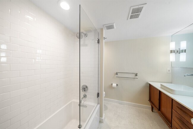 Building Photo - 6639 Fairfield St