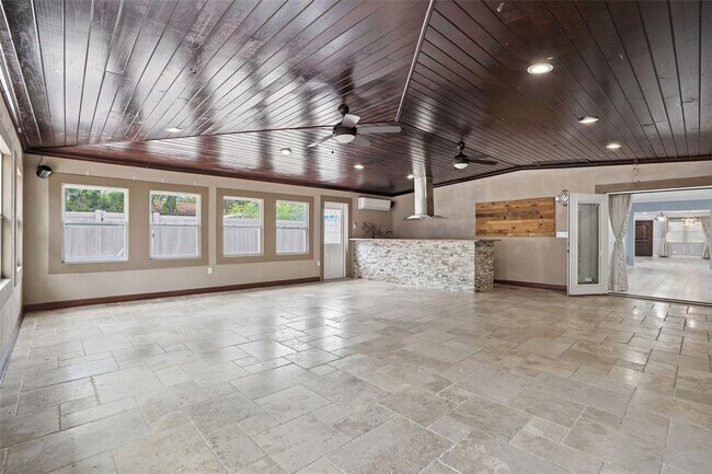 Building Photo - 2121 Park St N