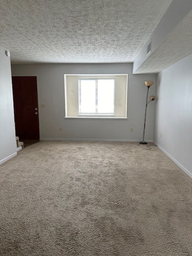 Building Photo - 2 Bedroom / 1.5 Bath Townhouse, Kingsport TN