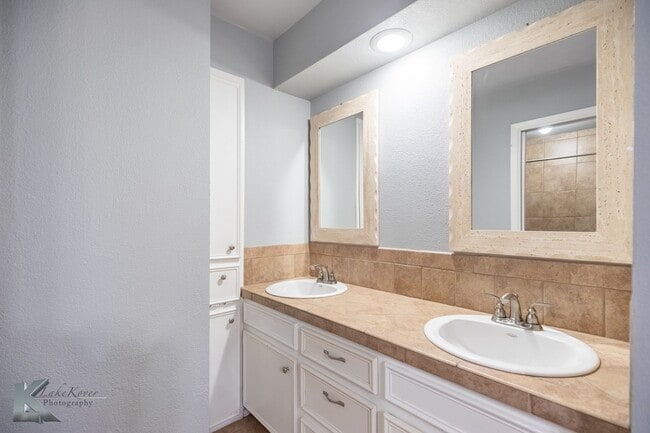 Building Photo - Cul-de-Sac 3/2/2; NEW INTERIOR PAINT DEC 2025; NEW CARPET DEC 2025!