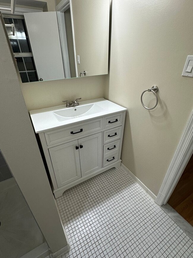Building Photo - Beautifully remodeled 3-bed 2.5-bath Townh...