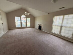 Building Photo - Beautiful and spacious! Ready for move in!