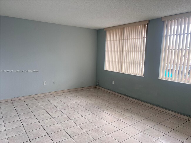 Building Photo - 1062 W 42nd Pl
