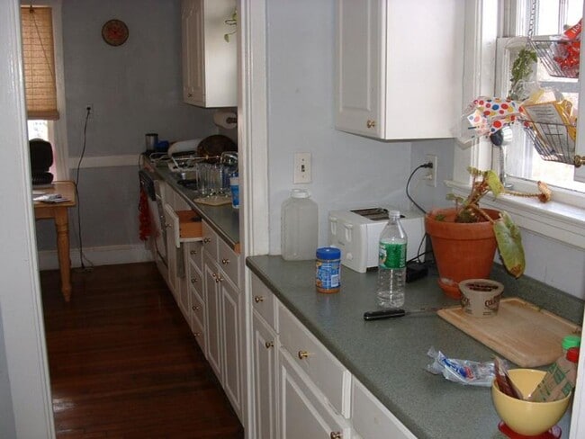 Building Photo - Pets-Friendly, Porch, Laundry on a Site, Parking for Rent, Yard