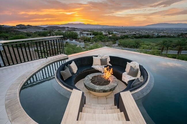 Building Photo - UNUBSTRUCTED VIEWS FROM THIS MACDONALD HIG...