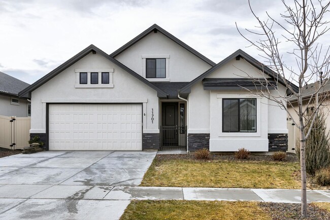 Primary Photo - Star Idaho Beauty with Pool and Clubhouse....