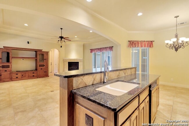 Building Photo - 4 Bedroom/4 Bath Champion Ridge Subdivision