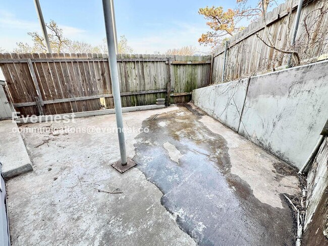 Building Photo - 1321 S Lawton Ave