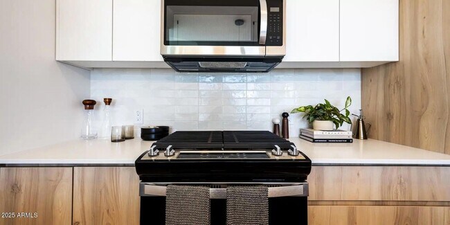 Building Photo - 817 N 6th St