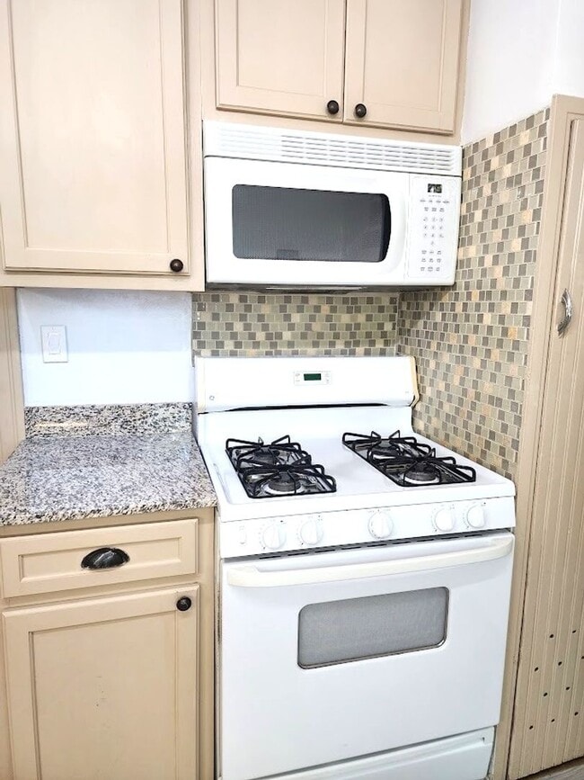 Building Photo - 2 Bed 1 Bath 2 Covered Carport in Corbin P...