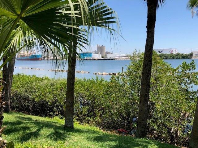 Building Photo - 924 Hemingway Cir