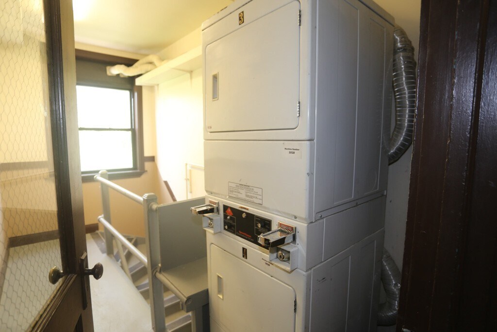 Building Photo - 852 W Diversey Pkwy