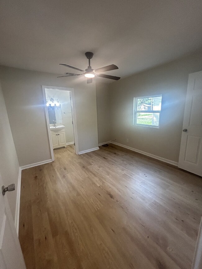 Building Photo - "Charming 4-Bedroom Retreat with Granite T...