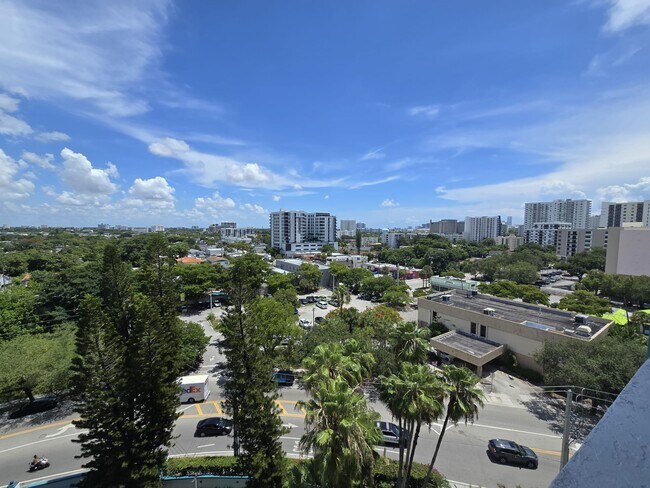 Building Photo - 1700 NW North River Dr