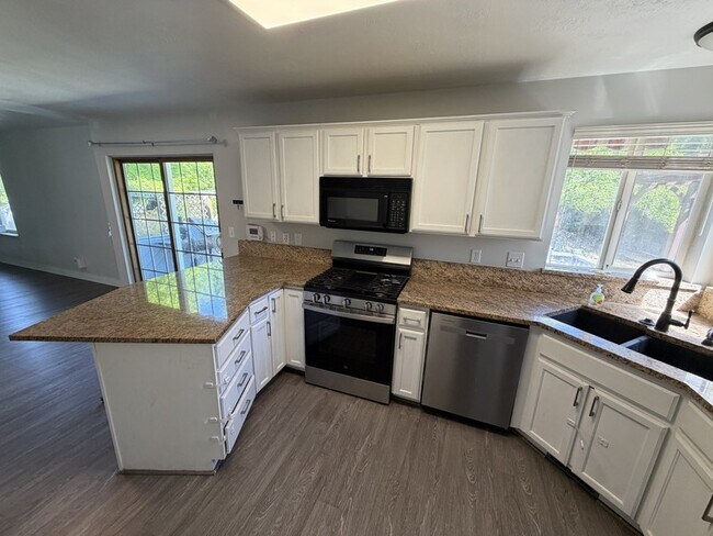 Building Photo - 704 Country Club Dr