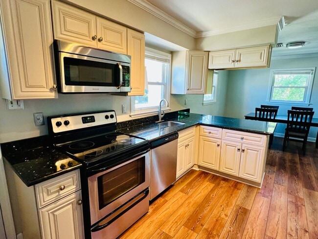 Building Photo - Charming Rancher in the Heart of Colonial Place