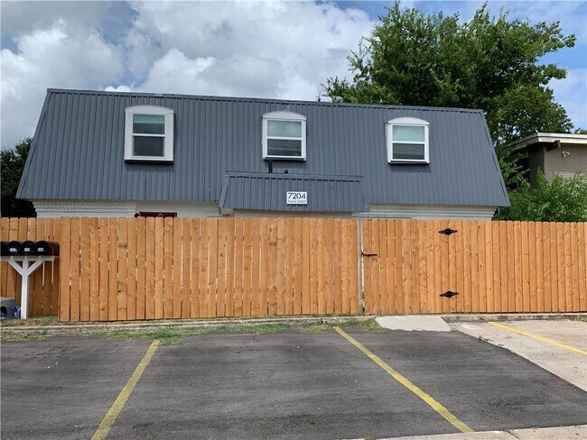 Building Photo - 7204 Twin Crest Dr