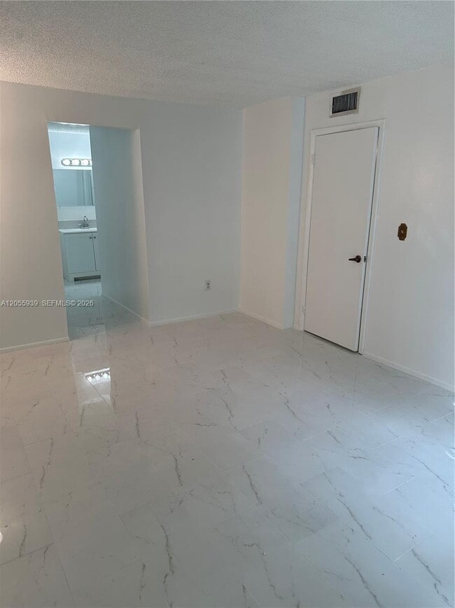 Building Photo - 9270 Fontainebleau Blvd