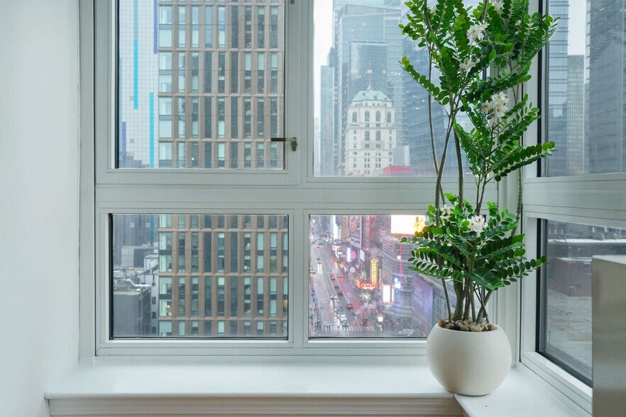 Building Photo - 350 W 43rd St