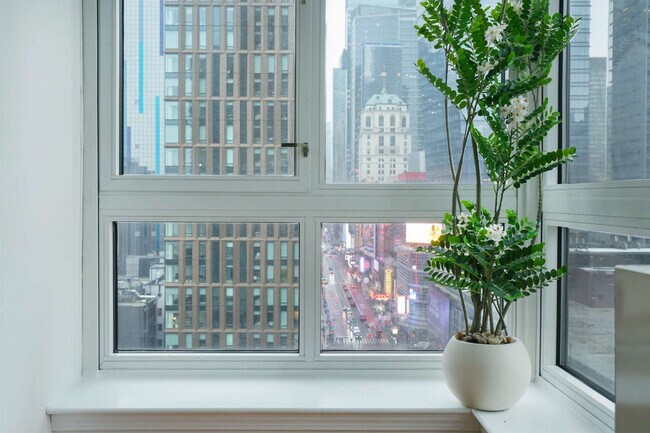 Building Photo - 350 W 43rd St