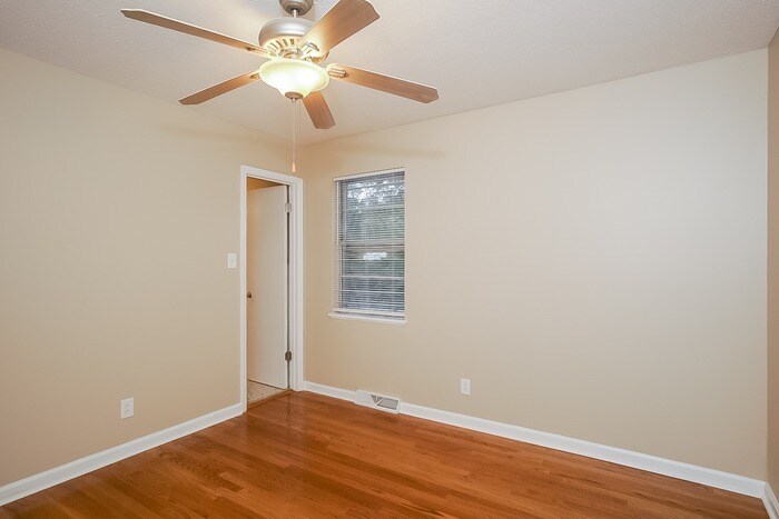 Building Photo - 10007 Camille Dr SE