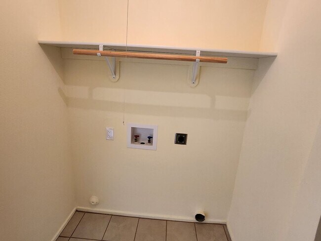 Building Photo - 2725 E Tierra Buena Ln