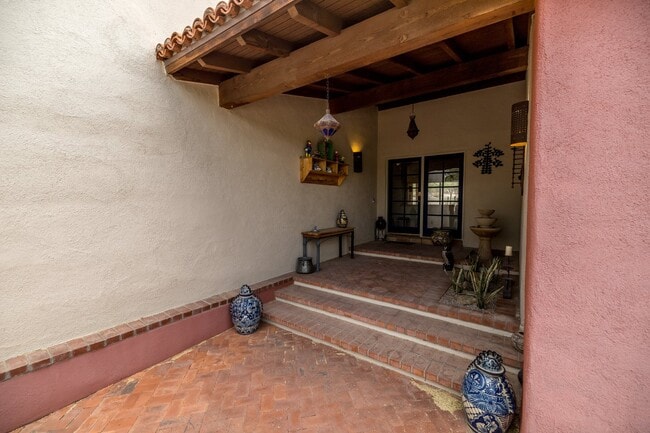 Building Photo - Single Story Foothills Home with Brand New Carpet in all Bedrooms!