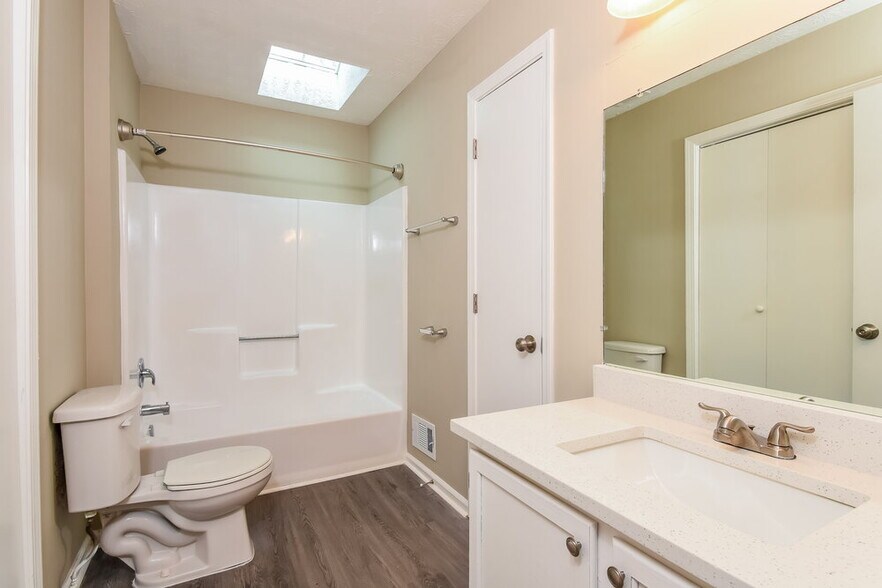 Building Photo - 584 Brooks St
