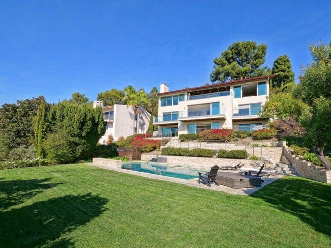 Building Photo - 1356 Vía Romero