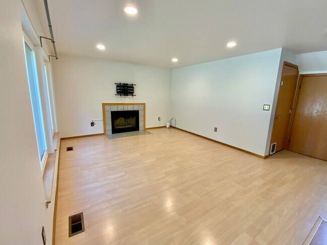 Building Photo - Stunning 4 Bedroom/2.5 bath- Move-In Ready Home with Private Backyard