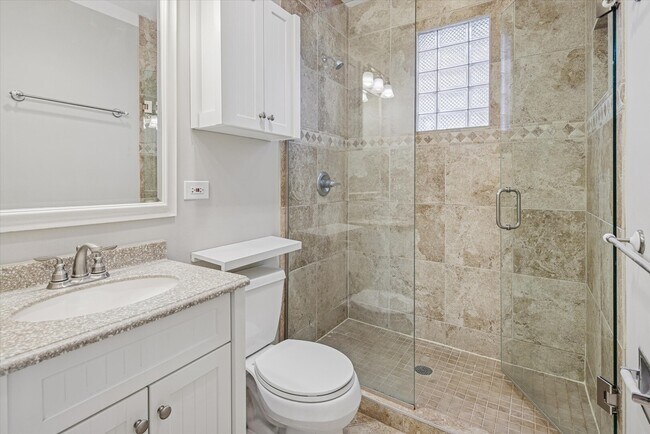 Building Photo - 3818 N Hermitage Ave