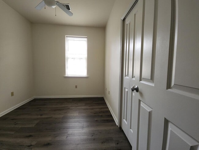 Building Photo - Historic Bethlehem - 2 Bedroom Apartment