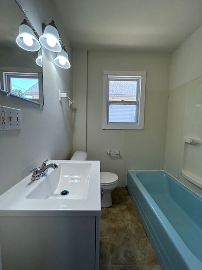 Building Photo - Charming 2-Bedroom Home in Ridgewood Canto...