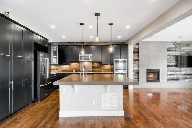 Building Photo - Luxury 4BD, 4BA Backcountry Home with Fenc...