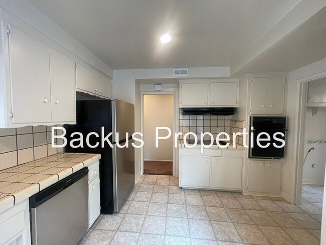 Building Photo - Wonderful three-bedroom home in South Sali...