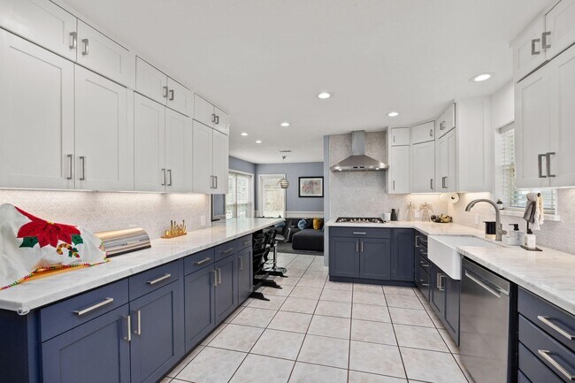 Building Photo - 827 Thicket Ln