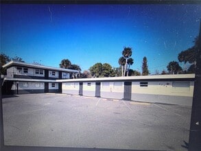 Building Photo - 4989 S Ridgewood Ave